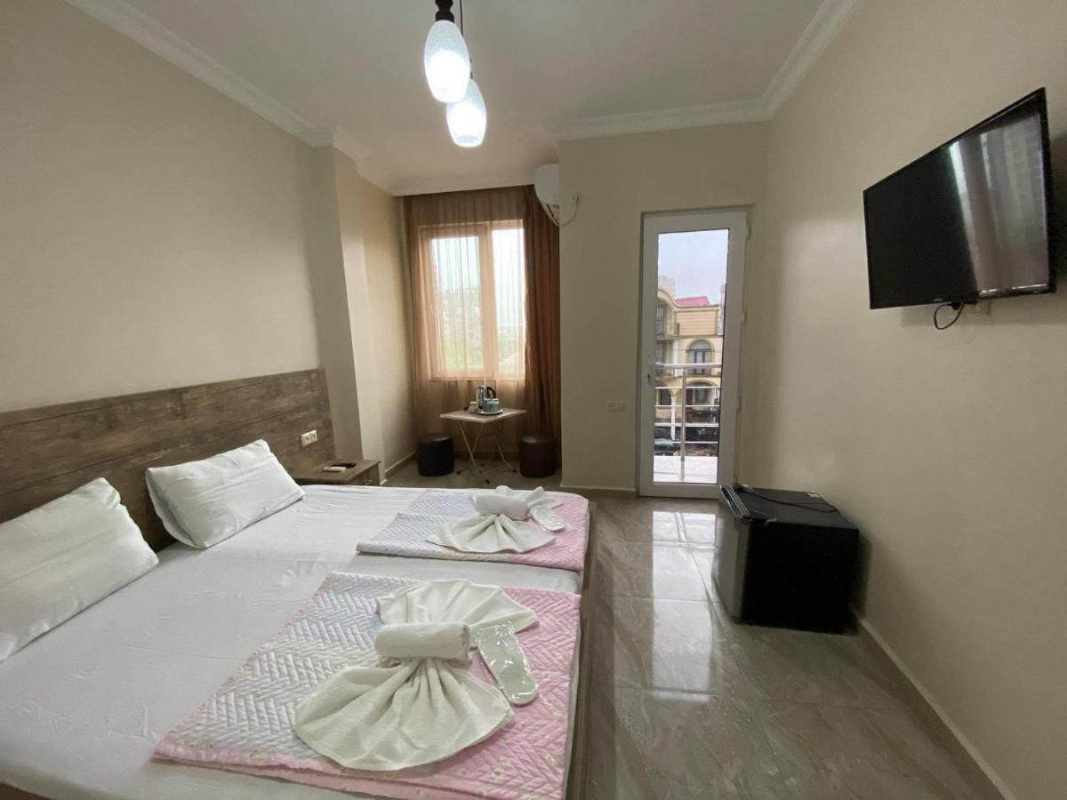 Family Hotel Batumi Exterior foto