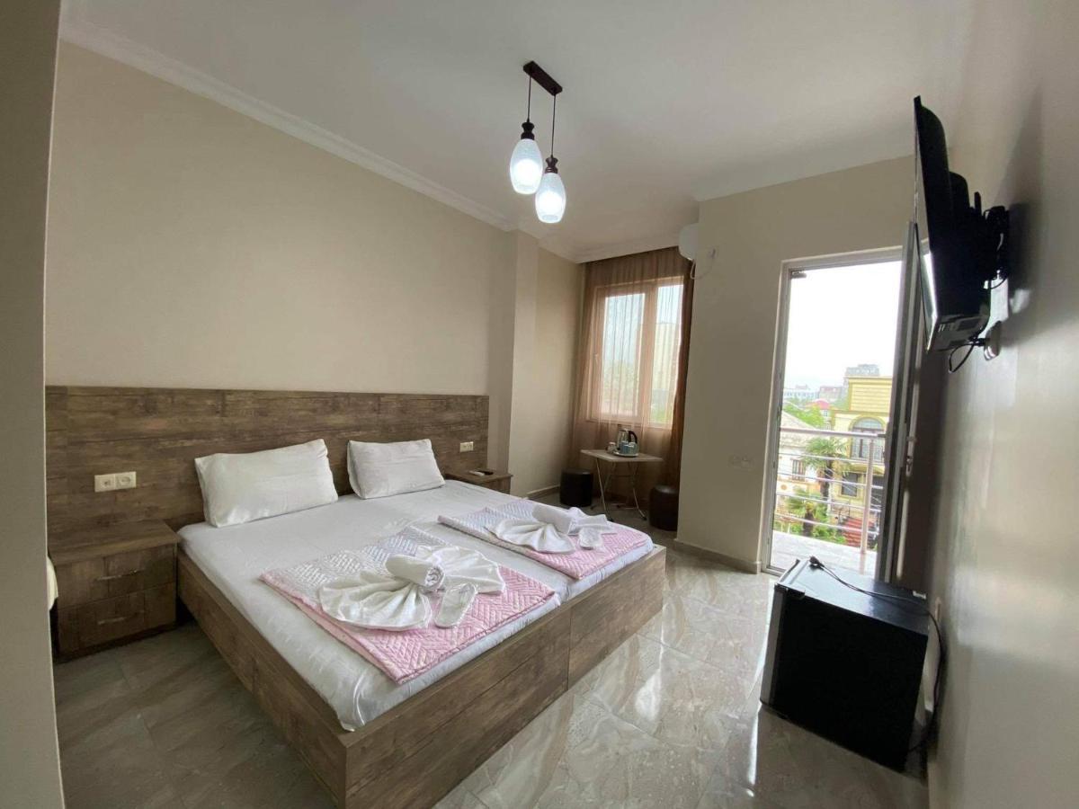Family Hotel Batumi Exterior foto