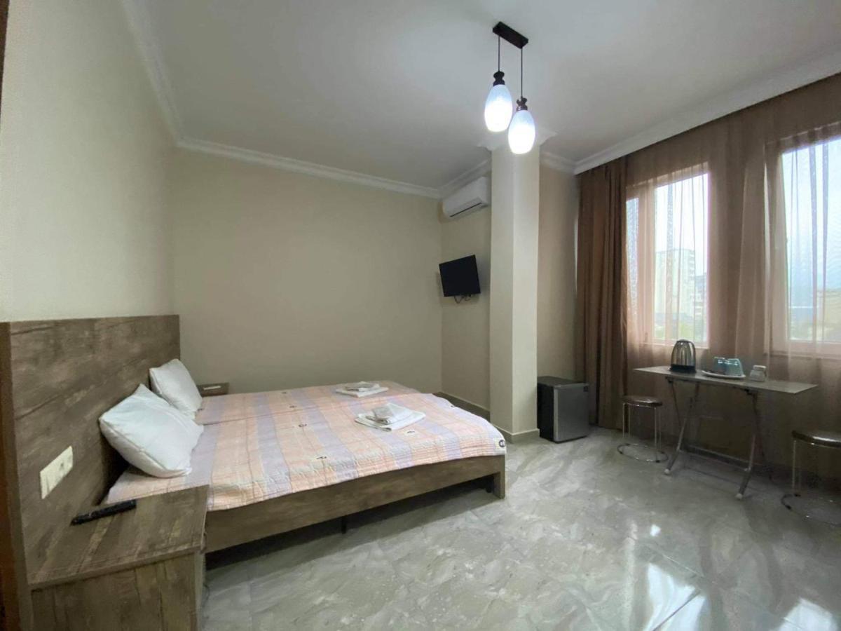 Family Hotel Batumi Exterior foto