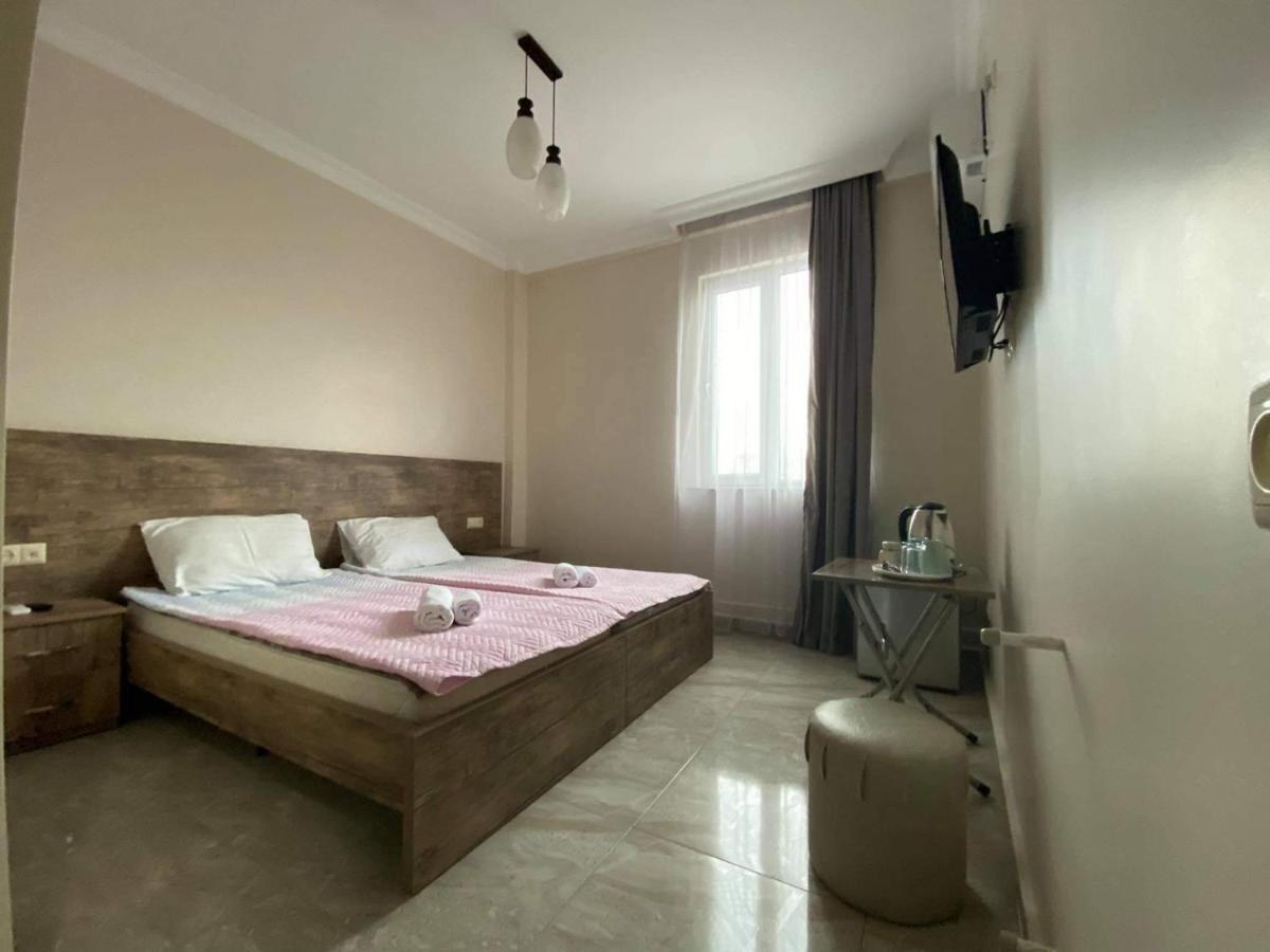 Family Hotel Batumi Exterior foto