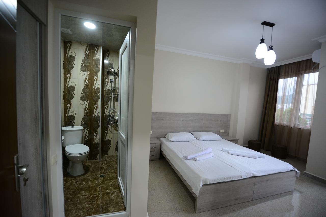 Family Hotel Batumi Exterior foto